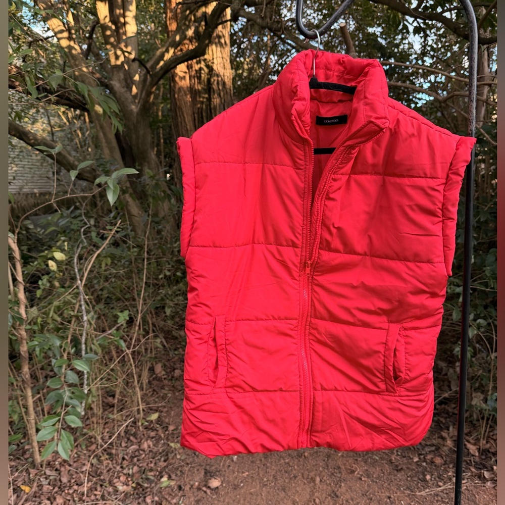 Dokotoo Bright Red Quilted Puffer Vest Women's M Lightweight Zip